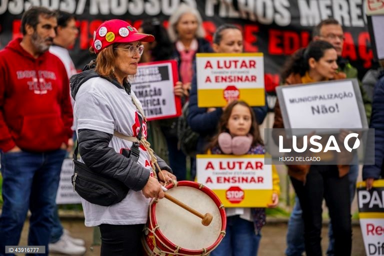 Greve de 24 horas convocada pelo S.TO.P. - Sindicato de Todos os Profissionais da Educação, para reivindicar melhores condições de trabalho para os Assistentes Operacionais (AO) da educação na escola EB23Prof, João de Meira, Guimarães, Portugal, 15 Novembro 2024. HUGO DELGADO/LUSA
