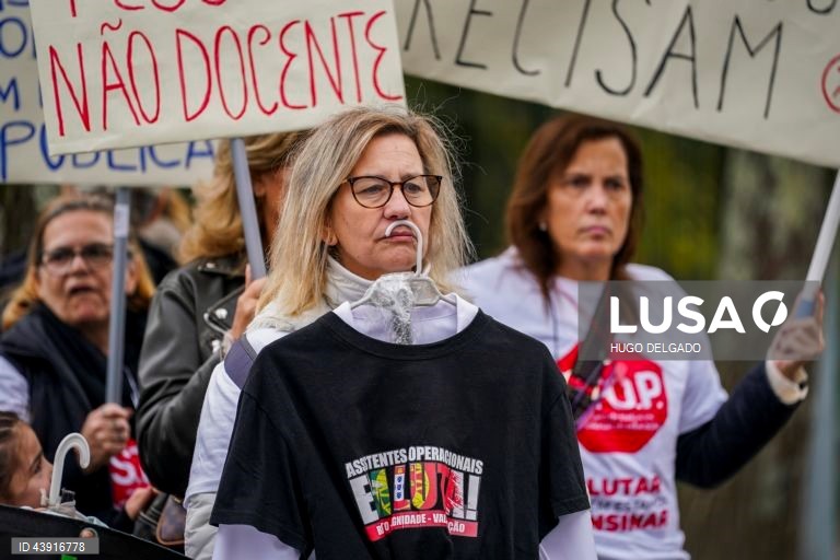 Greve de 24 horas convocada pelo S.TO.P. - Sindicato de Todos os Profissionais da Educação, para reivindicar melhores condições de trabalho para os Assistentes Operacionais (AO) da educação na escola EB23Prof, João de Meira, Guimarães, Portugal, 15 Novembro 2024. HUGO DELGADO/LUSA