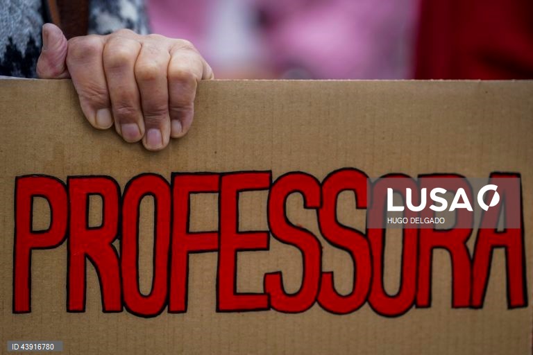 Greve de 24 horas convocada pelo S.TO.P. - Sindicato de Todos os Profissionais da Educação, para reivindicar melhores condições de trabalho para os Assistentes Operacionais (AO) da educação na escola EB23Prof, João de Meira, Guimarães, Portugal, 15 Novembro 2024. HUGO DELGADO/LUSA