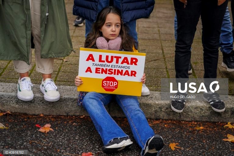 Greve de 24 horas convocada pelo S.TO.P. - Sindicato de Todos os Profissionais da Educação, para reivindicar melhores condições de trabalho para os Assistentes Operacionais (AO) da educação na escola EB23Prof, João de Meira, Guimarães, Portugal, 15 Novembro 2024. HUGO DELGADO/LUSA