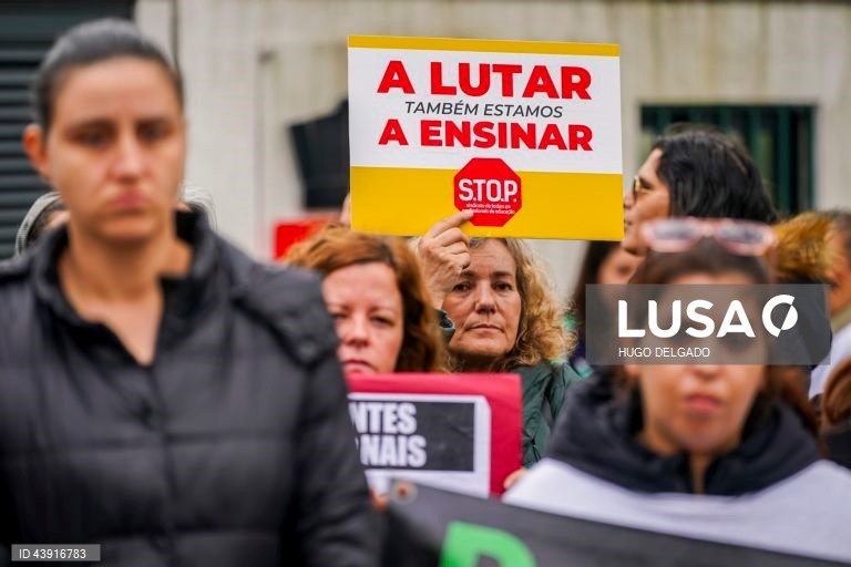 Greve de 24 horas convocada pelo S.TO.P. - Sindicato de Todos os Profissionais da Educação, para reivindicar melhores condições de trabalho para os Assistentes Operacionais (AO) da educação na escola EB23Prof, João de Meira, Guimarães, Portugal, 15 Novembro 2024. HUGO DELGADO/LUSA