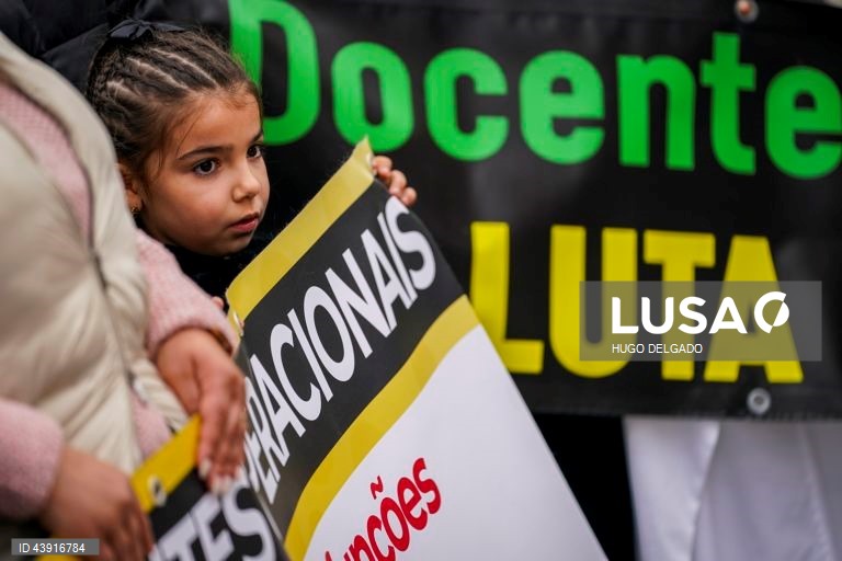 Greve de 24 horas convocada pelo S.TO.P. - Sindicato de Todos os Profissionais da Educação, para reivindicar melhores condições de trabalho para os Assistentes Operacionais (AO) da educação na escola EB23Prof, João de Meira, Guimarães, Portugal, 15 Novembro 2024. HUGO DELGADO/LUSA