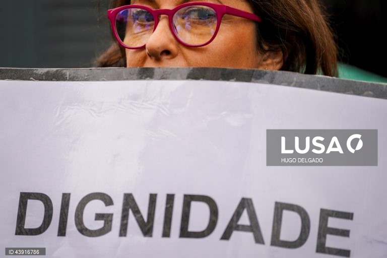 Greve de 24 horas convocada pelo S.TO.P. - Sindicato de Todos os Profissionais da Educação, para reivindicar melhores condições de trabalho para os Assistentes Operacionais (AO) da educação na escola EB23Prof, João de Meira, Guimarães, Portugal, 15 Novembro 2024. HUGO DELGADO/LUSA
