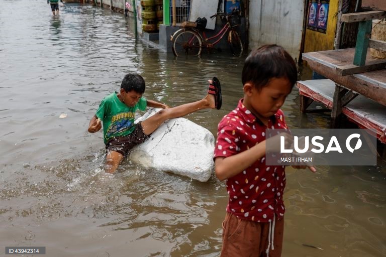 Inundações provocadas pela maré alta atingem Jacarta