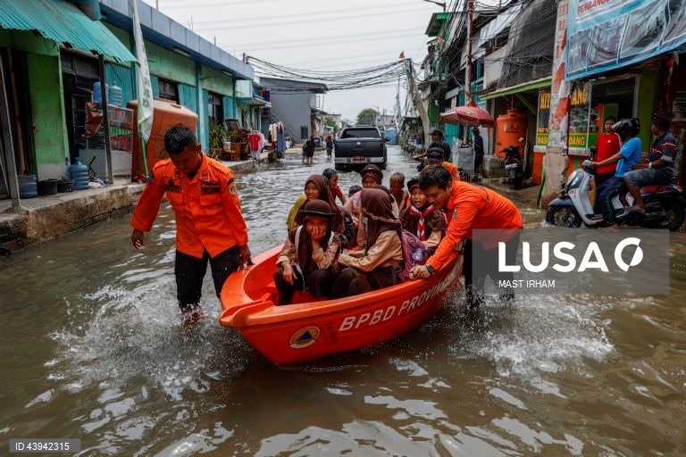 Inundações provocadas pela maré alta atingem Jacarta