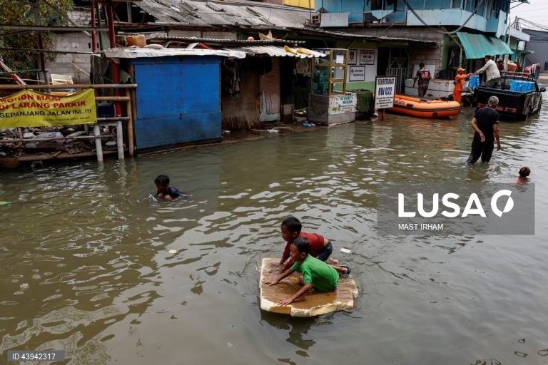 Inundações provocadas pela maré alta atingem Jacarta