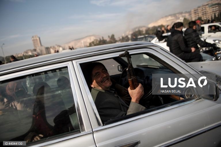 Pessoas celebram a tomada da cidade de Damasco pelos rebeldes sírios, em Damasco, Síria. Os rebeldes sírios entraram em Damasco a 08 de dezembro de 2024 e anunciaram, numa declaração transmitida pela televisão, a “Libertação da cidade de Damasco e o derrube de Bashar al-Assad”, bem como a libertação de todos os prisioneiros. Os rebeldes instaram igualmente as forças armadas sírias a abandonar as instituições públicas sírias, que ficarão sob o controlo do primeiro-ministro sírio cessante até à...