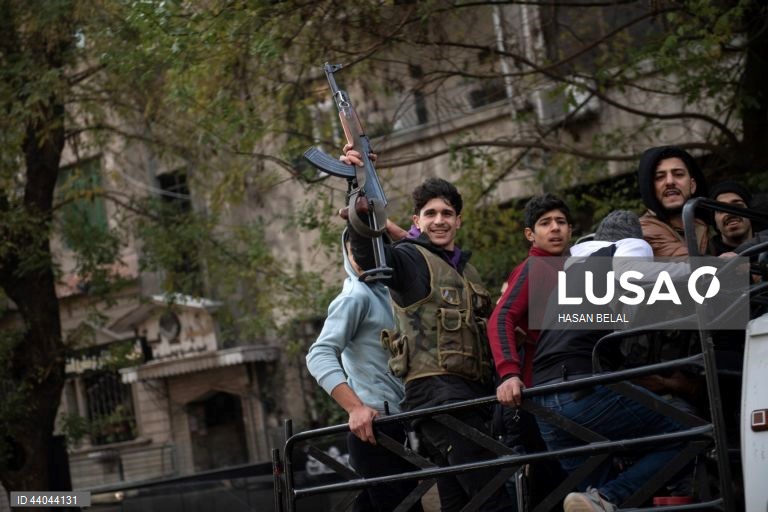 Pessoas celebram a tomada da cidade de Damasco pelos rebeldes sírios, em Damasco, Síria. Os rebeldes sírios entraram em Damasco a 08 de dezembro de 2024 e anunciaram, numa declaração transmitida pela televisão, a “Libertação da cidade de Damasco e o derrube de Bashar al-Assad”, bem como a libertação de todos os prisioneiros. Os rebeldes instaram igualmente as forças armadas sírias a abandonar as instituições públicas sírias, que ficarão sob o controlo do primeiro-ministro sírio cessante até à...