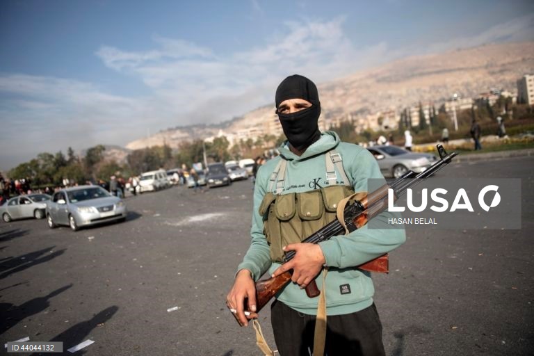 Pessoas celebram a tomada da cidade de Damasco pelos rebeldes sírios, em Damasco, Síria. Os rebeldes sírios entraram em Damasco a 08 de dezembro de 2024 e anunciaram, numa declaração transmitida pela televisão, a “Libertação da cidade de Damasco e o derrube de Bashar al-Assad”, bem como a libertação de todos os prisioneiros. Os rebeldes instaram igualmente as forças armadas sírias a abandonar as instituições públicas sírias, que ficarão sob o controlo do primeiro-ministro sírio cessante até à...