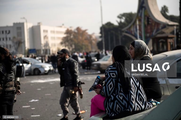 Pessoas celebram a tomada da cidade de Damasco pelos rebeldes sírios, em Damasco, Síria. Os rebeldes sírios entraram em Damasco a 08 de dezembro de 2024 e anunciaram, numa declaração transmitida pela televisão, a “Libertação da cidade de Damasco e o derrube de Bashar al-Assad”, bem como a libertação de todos os prisioneiros. Os rebeldes instaram igualmente as forças armadas sírias a abandonar as instituições públicas sírias, que ficarão sob o controlo do primeiro-ministro sírio cessante até à...