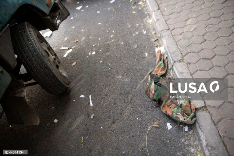 Pessoas celebram a tomada da cidade de Damasco pelos rebeldes sírios, em Damasco, Síria. Os rebeldes sírios entraram em Damasco a 08 de dezembro de 2024 e anunciaram, numa declaração transmitida pela televisão, a “Libertação da cidade de Damasco e o derrube de Bashar al-Assad”, bem como a libertação de todos os prisioneiros. Os rebeldes instaram igualmente as forças armadas sírias a abandonar as instituições públicas sírias, que ficarão sob o controlo do primeiro-ministro sírio cessante até à...