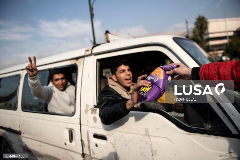 Pessoas celebram a tomada da cidade de Damasco pelos rebeldes sírios, em Damasco, Síria. Os rebeldes sírios entraram em Damasco a 08 de dezembro de 2024 e anunciaram, numa declaração transmitida pela televisão, a “Libertação da cidade de Damasco e o derrube de Bashar al-Assad”, bem como a libertação de todos os prisioneiros. Os rebeldes instaram igualmente as forças armadas sírias a abandonar as instituições públicas sírias, que ficarão sob o controlo do primeiro-ministro sírio cessante até à...