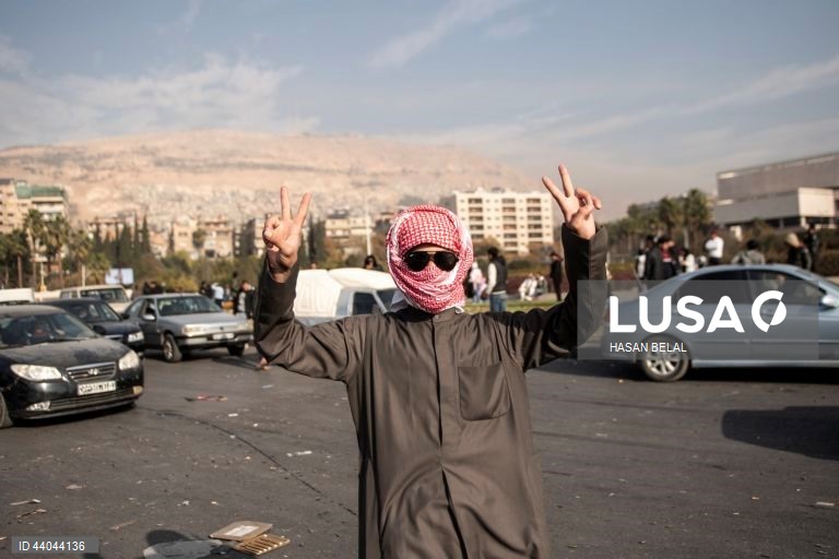 Pessoas celebram a tomada da cidade de Damasco pelos rebeldes sírios, em Damasco, Síria. Os rebeldes sírios entraram em Damasco a 08 de dezembro de 2024 e anunciaram, numa declaração transmitida pela televisão, a “Libertação da cidade de Damasco e o derrube de Bashar al-Assad”, bem como a libertação de todos os prisioneiros. Os rebeldes instaram igualmente as forças armadas sírias a abandonar as instituições públicas sírias, que ficarão sob o controlo do primeiro-ministro sírio cessante até à...