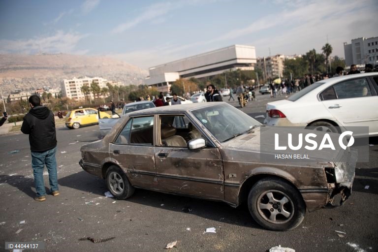 Pessoas celebram a tomada da cidade de Damasco pelos rebeldes sírios, em Damasco, Síria. Os rebeldes sírios entraram em Damasco a 08 de dezembro de 2024 e anunciaram, numa declaração transmitida pela televisão, a “Libertação da cidade de Damasco e o derrube de Bashar al-Assad”, bem como a libertação de todos os prisioneiros. Os rebeldes instaram igualmente as forças armadas sírias a abandonar as instituições públicas sírias, que ficarão sob o controlo do primeiro-ministro sírio cessante até à...
