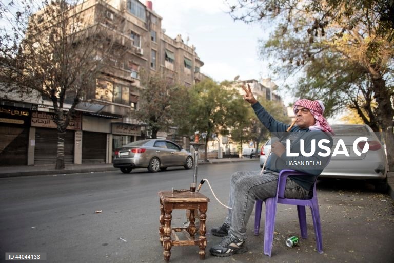 Pessoas celebram a tomada da cidade de Damasco pelos rebeldes sírios, em Damasco, Síria. Os rebeldes sírios entraram em Damasco a 08 de dezembro de 2024 e anunciaram, numa declaração transmitida pela televisão, a “Libertação da cidade de Damasco e o derrube de Bashar al-Assad”, bem como a libertação de todos os prisioneiros. Os rebeldes instaram igualmente as forças armadas sírias a abandonar as instituições públicas sírias, que ficarão sob o controlo do primeiro-ministro sírio cessante até à...