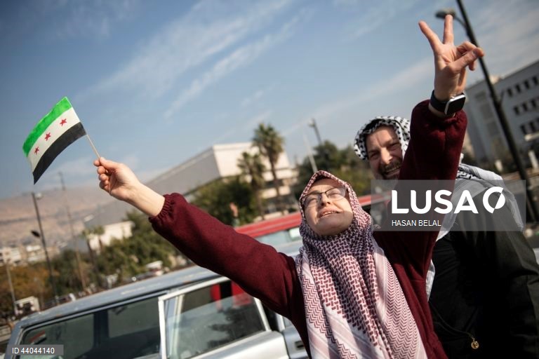 Pessoas celebram a tomada da cidade de Damasco pelos rebeldes sírios, em Damasco, Síria. Os rebeldes sírios entraram em Damasco a 08 de dezembro de 2024 e anunciaram, numa declaração transmitida pela televisão, a “Libertação da cidade de Damasco e o derrube de Bashar al-Assad”, bem como a libertação de todos os prisioneiros. Os rebeldes instaram igualmente as forças armadas sírias a abandonar as instituições públicas sírias, que ficarão sob o controlo do primeiro-ministro sírio cessante até à...