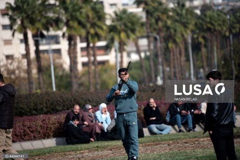 Pessoas celebram a tomada da cidade de Damasco pelos rebeldes sírios, em Damasco, Síria. Os rebeldes sírios entraram em Damasco a 08 de dezembro de 2024 e anunciaram, numa declaração transmitida pela televisão, a “Libertação da cidade de Damasco e o derrube de Bashar al-Assad”, bem como a libertação de todos os prisioneiros. Os rebeldes instaram igualmente as forças armadas sírias a abandonar as instituições públicas sírias, que ficarão sob o controlo do primeiro-ministro sírio cessante até à...