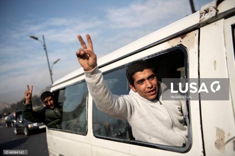 Pessoas celebram a tomada da cidade de Damasco pelos rebeldes sírios, em Damasco, Síria. Os rebeldes sírios entraram em Damasco a 08 de dezembro de 2024 e anunciaram, numa declaração transmitida pela televisão, a “Libertação da cidade de Damasco e o derrube de Bashar al-Assad”, bem como a libertação de todos os prisioneiros. Os rebeldes instaram igualmente as forças armadas sírias a abandonar as instituições públicas sírias, que ficarão sob o controlo do primeiro-ministro sírio cessante até à...