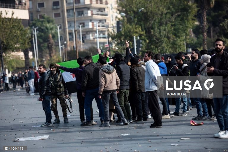 Pessoas celebram a tomada da cidade de Damasco pelos rebeldes sírios, em Damasco, Síria. Os rebeldes sírios entraram em Damasco a 08 de dezembro de 2024 e anunciaram, numa declaração transmitida pela televisão, a “Libertação da cidade de Damasco e o derrube de Bashar al-Assad”, bem como a libertação de todos os prisioneiros. Os rebeldes instaram igualmente as forças armadas sírias a abandonar as instituições públicas sírias, que ficarão sob o controlo do primeiro-ministro sírio cessante até à...