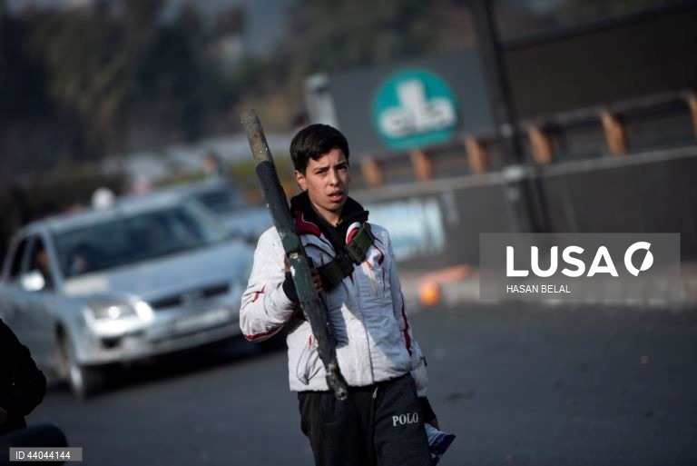 Pessoas celebram a tomada da cidade de Damasco pelos rebeldes sírios, em Damasco, Síria. Os rebeldes sírios entraram em Damasco a 08 de dezembro de 2024 e anunciaram, numa declaração transmitida pela televisão, a “Libertação da cidade de Damasco e o derrube de Bashar al-Assad”, bem como a libertação de todos os prisioneiros. Os rebeldes instaram igualmente as forças armadas sírias a abandonar as instituições públicas sírias, que ficarão sob o controlo do primeiro-ministro sírio cessante até à...