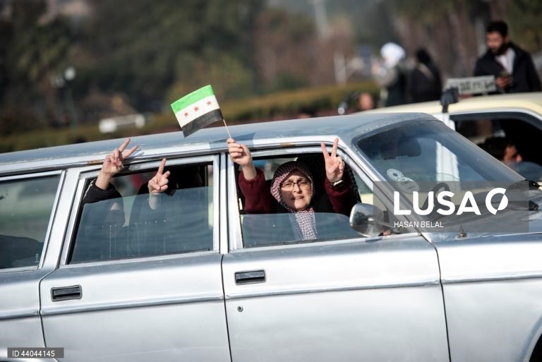 Pessoas celebram a tomada da cidade de Damasco pelos rebeldes sírios, em Damasco, Síria. Os rebeldes sírios entraram em Damasco a 08 de dezembro de 2024 e anunciaram, numa declaração transmitida pela televisão, a “Libertação da cidade de Damasco e o derrube de Bashar al-Assad”, bem como a libertação de todos os prisioneiros. Os rebeldes instaram igualmente as forças armadas sírias a abandonar as instituições públicas sírias, que ficarão sob o controlo do primeiro-ministro sírio cessante até à...