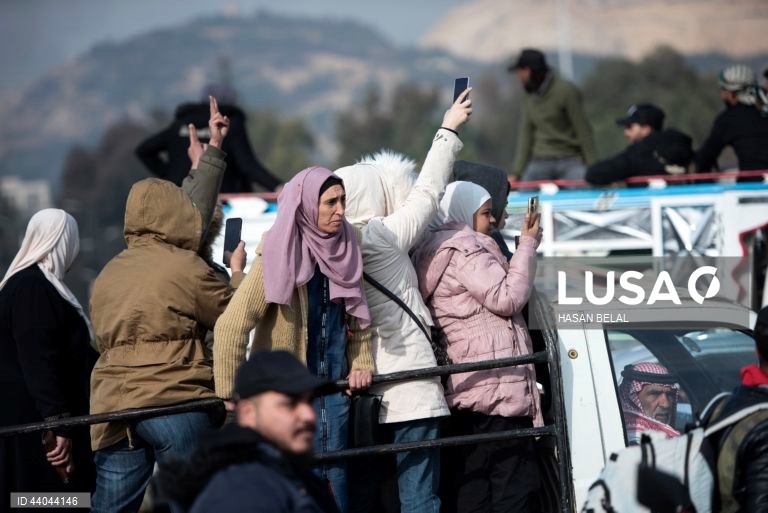 Pessoas celebram a tomada da cidade de Damasco pelos rebeldes sírios, em Damasco, Síria. Os rebeldes sírios entraram em Damasco a 08 de dezembro de 2024 e anunciaram, numa declaração transmitida pela televisão, a “Libertação da cidade de Damasco e o derrube de Bashar al-Assad”, bem como a libertação de todos os prisioneiros. Os rebeldes instaram igualmente as forças armadas sírias a abandonar as instituições públicas sírias, que ficarão sob o controlo do primeiro-ministro sírio cessante até à...