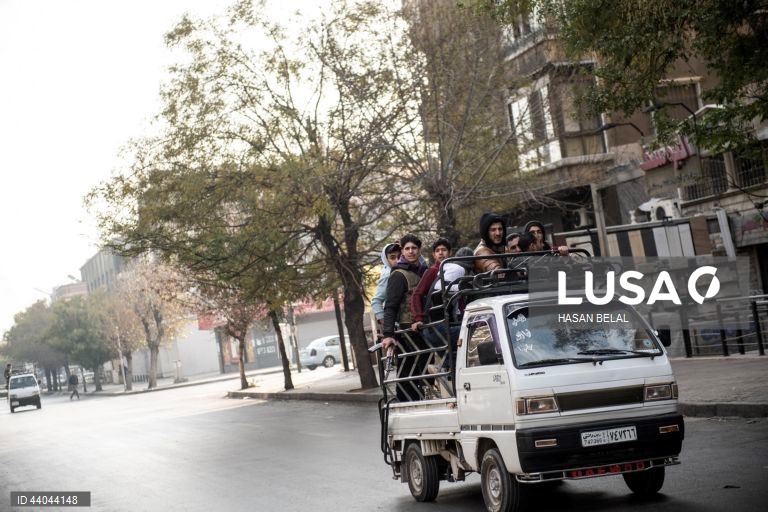 Pessoas celebram a tomada da cidade de Damasco pelos rebeldes sírios, em Damasco, Síria. Os rebeldes sírios entraram em Damasco a 08 de dezembro de 2024 e anunciaram, numa declaração transmitida pela televisão, a “Libertação da cidade de Damasco e o derrube de Bashar al-Assad”, bem como a libertação de todos os prisioneiros. Os rebeldes instaram igualmente as forças armadas sírias a abandonar as instituições públicas sírias, que ficarão sob o controlo do primeiro-ministro sírio cessante até à...