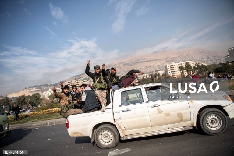 Pessoas celebram a tomada da cidade de Damasco pelos rebeldes sírios, em Damasco, Síria. Os rebeldes sírios entraram em Damasco a 08 de dezembro de 2024 e anunciaram, numa declaração transmitida pela televisão, a “Libertação da cidade de Damasco e o derrube de Bashar al-Assad”, bem como a libertação de todos os prisioneiros. Os rebeldes instaram igualmente as forças armadas sírias a abandonar as instituições públicas sírias, que ficarão sob o controlo do primeiro-ministro sírio cessante até à...