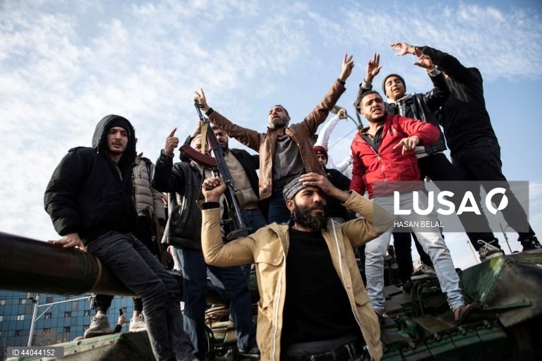 Pessoas celebram a tomada da cidade de Damasco pelos rebeldes sírios, em Damasco, Síria. Os rebeldes sírios entraram em Damasco a 08 de dezembro de 2024 e anunciaram, numa declaração transmitida pela televisão, a “Libertação da cidade de Damasco e o derrube de Bashar al-Assad”, bem como a libertação de todos os prisioneiros. Os rebeldes instaram igualmente as forças armadas sírias a abandonar as instituições públicas sírias, que ficarão sob o controlo do primeiro-ministro sírio cessante até à...