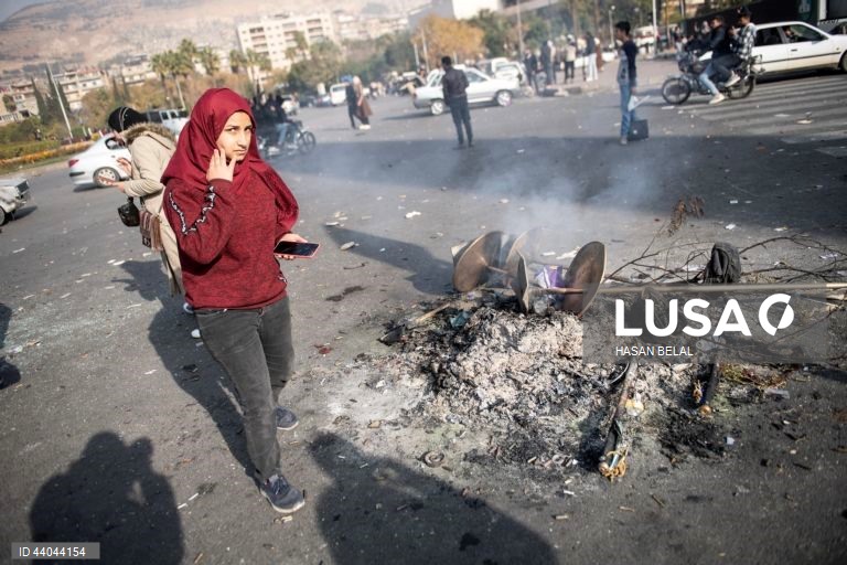 Pessoas celebram a tomada da cidade de Damasco pelos rebeldes sírios, em Damasco, Síria. Os rebeldes sírios entraram em Damasco a 08 de dezembro de 2024 e anunciaram, numa declaração transmitida pela televisão, a “Libertação da cidade de Damasco e o derrube de Bashar al-Assad”, bem como a libertação de todos os prisioneiros. Os rebeldes instaram igualmente as forças armadas sírias a abandonar as instituições públicas sírias, que ficarão sob o controlo do primeiro-ministro sírio cessante até à...