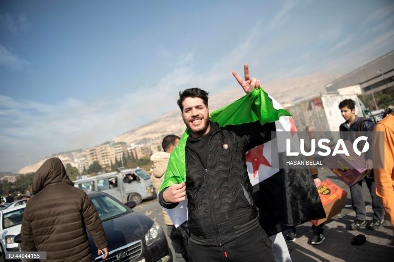 Pessoas celebram a tomada da cidade de Damasco pelos rebeldes sírios, em Damasco, Síria. Os rebeldes sírios entraram em Damasco a 08 de dezembro de 2024 e anunciaram, numa declaração transmitida pela televisão, a “Libertação da cidade de Damasco e o derrube de Bashar al-Assad”, bem como a libertação de todos os prisioneiros. Os rebeldes instaram igualmente as forças armadas sírias a abandonar as instituições públicas sírias, que ficarão sob o controlo do primeiro-ministro sírio cessante até à...