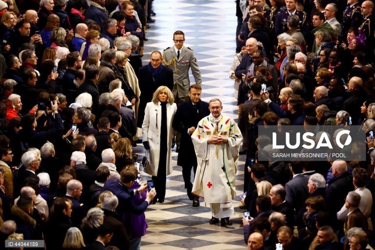 Primeira missa na Catedral de Notre Dame de Paris, em Paris, França. A Catedral de Notre Dame de Paris reabriu a 07 de dezembro, após quase seis anos de obras de renovação na sequência da sua destruição por um incêndio em 15 de abril de 2019.