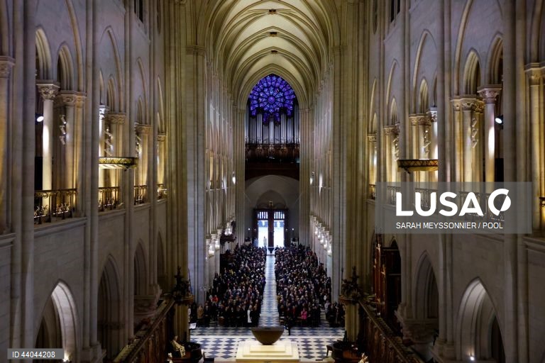 Primeira missa na Catedral de Notre Dame de Paris, em Paris, França. A Catedral de Notre Dame de Paris reabriu a 07 de dezembro, após quase seis anos de obras de renovação na sequência da sua destruição por um incêndio em 15 de abril de 2019.