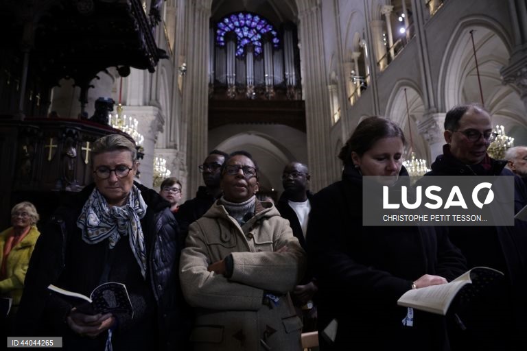 Primeira missa na Catedral de Notre Dame de Paris, em Paris, França. A Catedral de Notre Dame de Paris reabriu a 07 de dezembro, após quase seis anos de obras de renovação na sequência da sua destruição por um incêndio em 15 de abril de 2019.