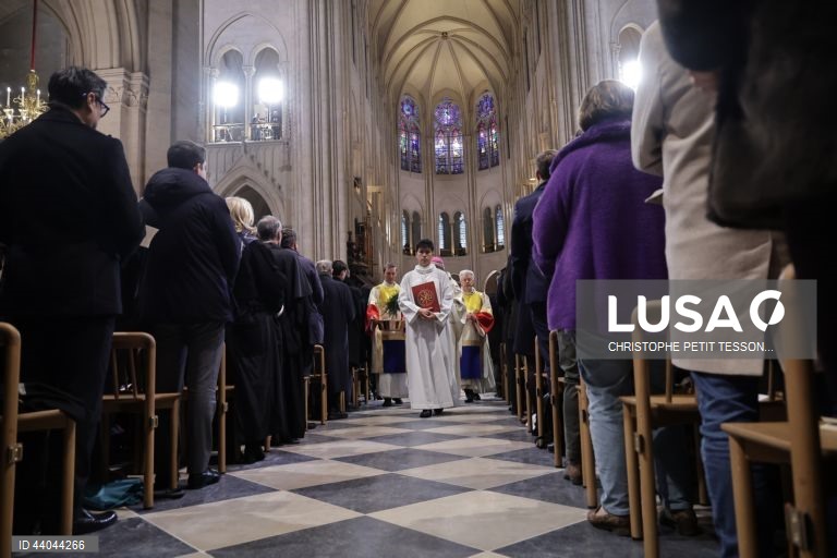 Primeira missa na Catedral de Notre Dame de Paris, em Paris, França. A Catedral de Notre Dame de Paris reabriu a 07 de dezembro, após quase seis anos de obras de renovação na sequência da sua destruição por um incêndio em 15 de abril de 2019.