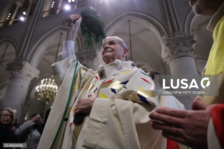 Primeira missa na Catedral de Notre Dame de Paris, em Paris, França. A Catedral de Notre Dame de Paris reabriu a 07 de dezembro, após quase seis anos de obras de renovação na sequência da sua destruição por um incêndio em 15 de abril de 2019.