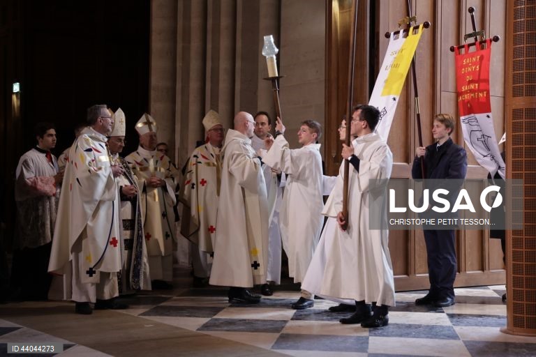 Primeira missa na Catedral de Notre Dame de Paris, em Paris, França. A Catedral de Notre Dame de Paris reabriu a 07 de dezembro, após quase seis anos de obras de renovação na sequência da sua destruição por um incêndio em 15 de abril de 2019.