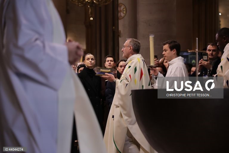 Primeira missa na Catedral de Notre Dame de Paris, em Paris, França. A Catedral de Notre Dame de Paris reabriu a 07 de dezembro, após quase seis anos de obras de renovação na sequência da sua destruição por um incêndio em 15 de abril de 2019.