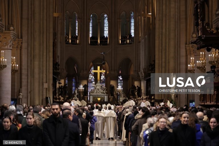 Primeira missa na Catedral de Notre Dame de Paris, em Paris, França. A Catedral de Notre Dame de Paris reabriu a 07 de dezembro, após quase seis anos de obras de renovação na sequência da sua destruição por um incêndio em 15 de abril de 2019.