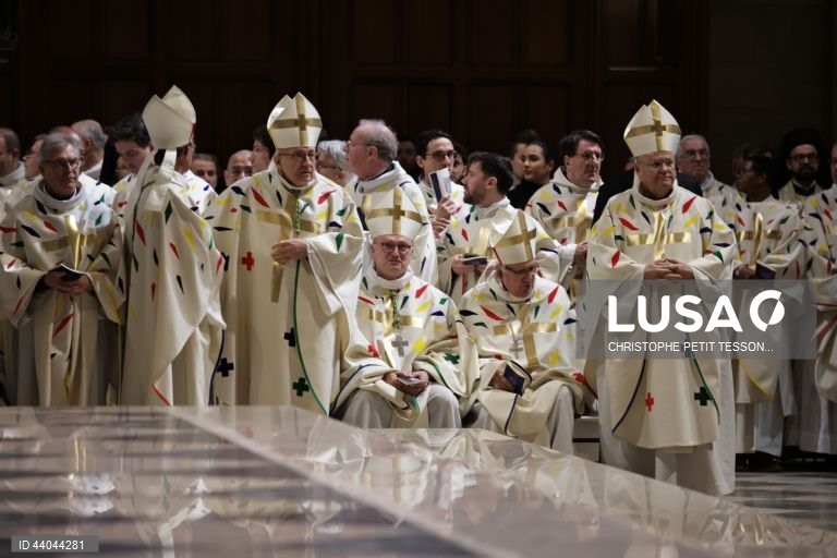 Primeira missa na Catedral de Notre Dame de Paris, em Paris, França. A Catedral de Notre Dame de Paris reabriu a 07 de dezembro, após quase seis anos de obras de renovação na sequência da sua destruição por um incêndio em 15 de abril de 2019.