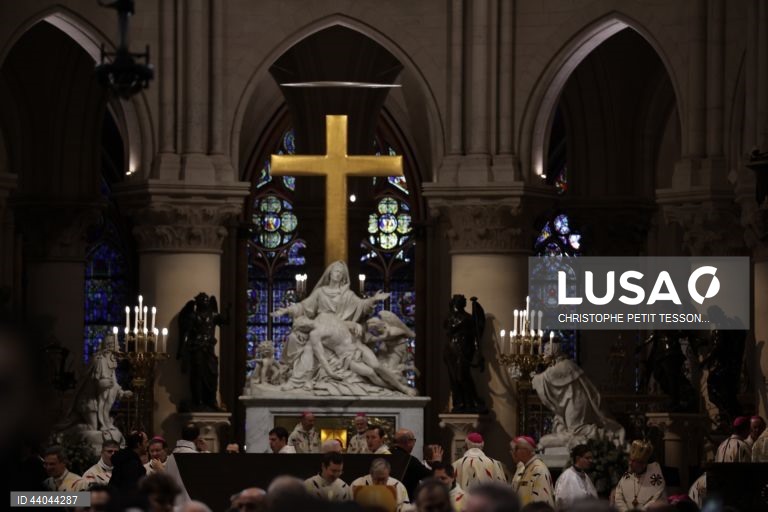 Primeira missa na Catedral de Notre Dame de Paris, em Paris, França. A Catedral de Notre Dame de Paris reabriu a 07 de dezembro, após quase seis anos de obras de renovação na sequência da sua destruição por um incêndio em 15 de abril de 2019.