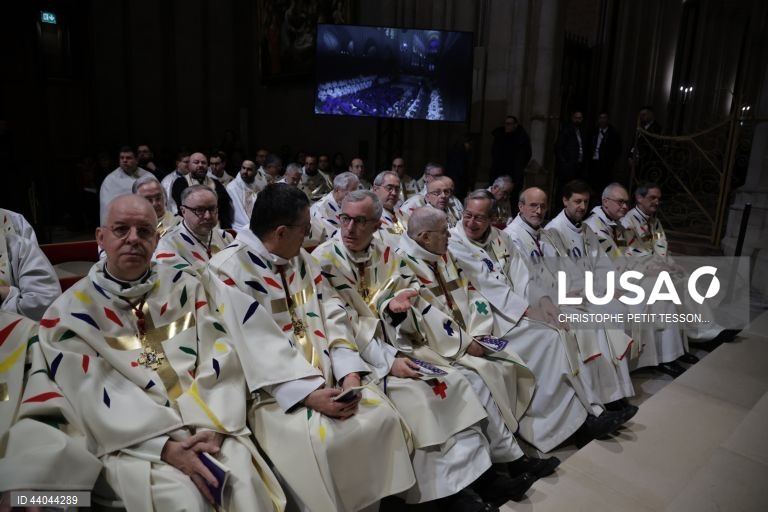Primeira missa na Catedral de Notre Dame de Paris, em Paris, França. A Catedral de Notre Dame de Paris reabriu a 07 de dezembro, após quase seis anos de obras de renovação na sequência da sua destruição por um incêndio em 15 de abril de 2019.