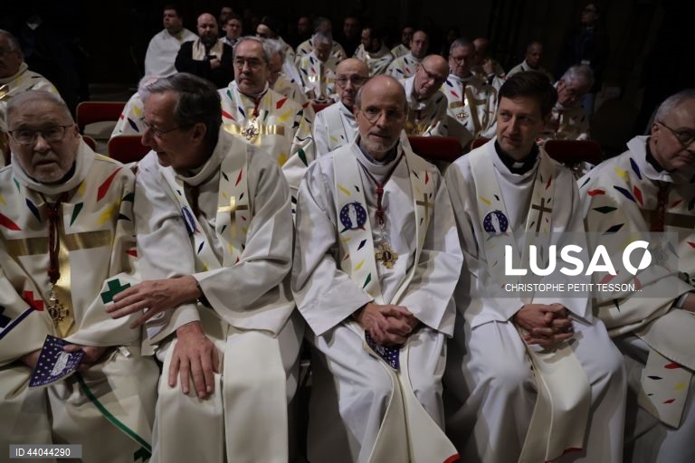 Primeira missa na Catedral de Notre Dame de Paris, em Paris, França. A Catedral de Notre Dame de Paris reabriu a 07 de dezembro, após quase seis anos de obras de renovação na sequência da sua destruição por um incêndio em 15 de abril de 2019.
