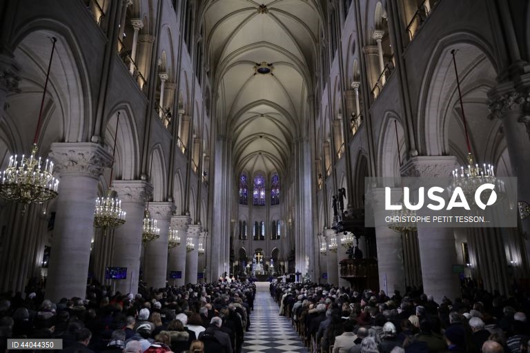 Primeira missa na Catedral de Notre Dame de Paris, em Paris, França. A Catedral de Notre Dame de Paris reabriu a 07 de dezembro, após quase seis anos de obras de renovação na sequência da sua destruição por um incêndio em 15 de abril de 2019.