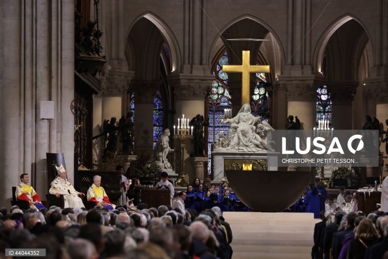 Primeira missa na Catedral de Notre Dame de Paris, em Paris, França. A Catedral de Notre Dame de Paris reabriu a 07 de dezembro, após quase seis anos de obras de renovação na sequência da sua destruição por um incêndio em 15 de abril de 2019.