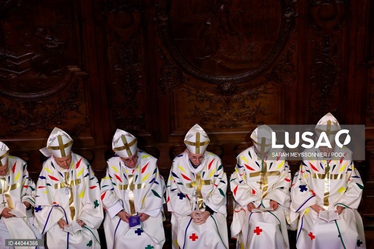 Primeira missa na Catedral de Notre Dame de Paris, em Paris, França. A Catedral de Notre Dame de Paris reabriu a 07 de dezembro, após quase seis anos de obras de renovação na sequência da sua destruição por um incêndio em 15 de abril de 2019.