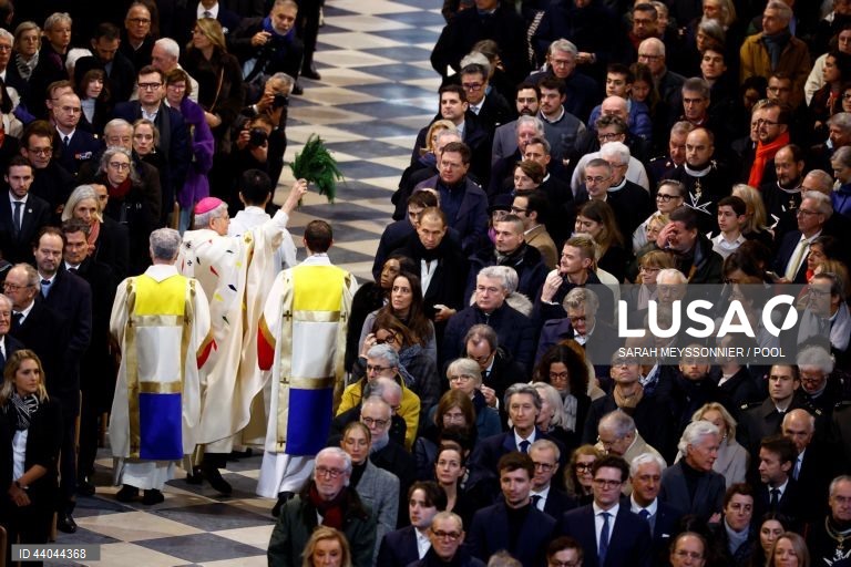 Primeira missa na Catedral de Notre Dame de Paris, em Paris, França. A Catedral de Notre Dame de Paris reabriu a 07 de dezembro, após quase seis anos de obras de renovação na sequência da sua destruição por um incêndio em 15 de abril de 2019.