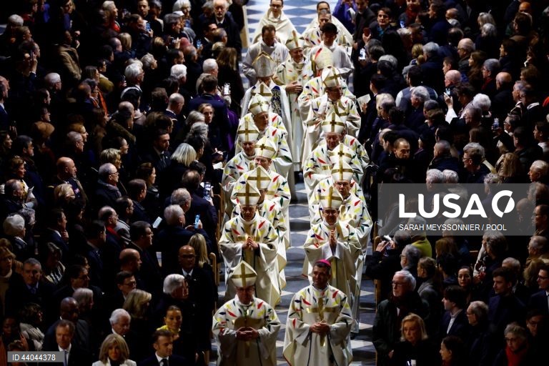 Primeira missa na Catedral de Notre Dame de Paris, em Paris, França. A Catedral de Notre Dame de Paris reabriu a 07 de dezembro, após quase seis anos de obras de renovação na sequência da sua destruição por um incêndio em 15 de abril de 2019.