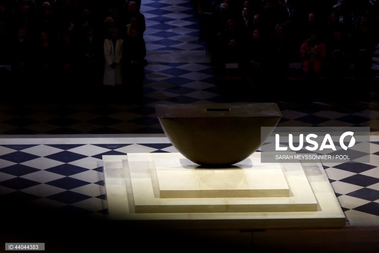 Primeira missa na Catedral de Notre Dame de Paris, em Paris, França. A Catedral de Notre Dame de Paris reabriu a 07 de dezembro, após quase seis anos de obras de renovação na sequência da sua destruição por um incêndio em 15 de abril de 2019.