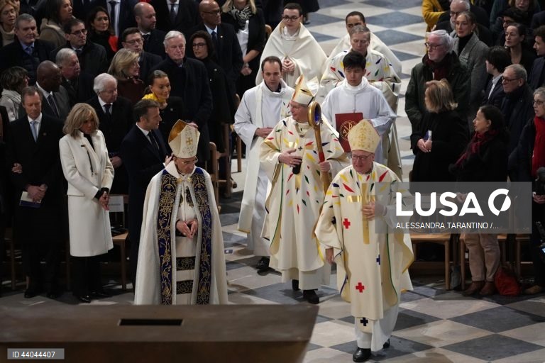 Primeira missa na Catedral de Notre Dame de Paris, em Paris, França. A Catedral de Notre Dame de Paris reabriu a 07 de dezembro, após quase seis anos de obras de renovação na sequência da sua destruição por um incêndio em 15 de abril de 2019.